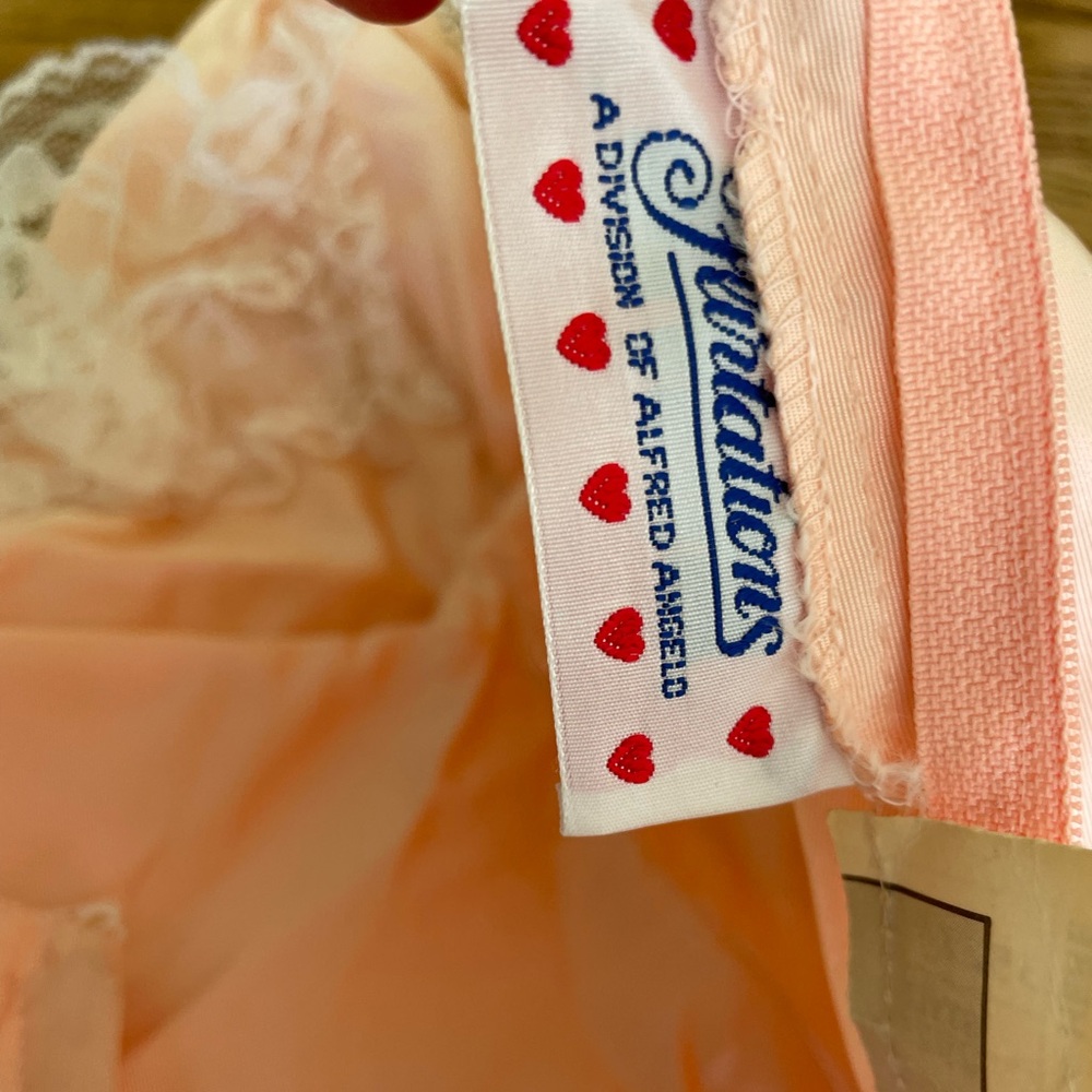Vintage Elegant Peach Dress with White Lace Details - Picture 9 of 12